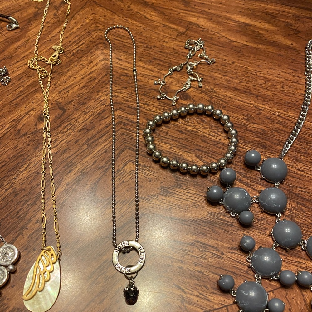 Multiple necklaces and bracelets - Picture 3 of 3
